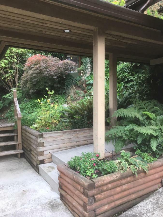 Oceanspray Hideaway Apartment North Saanich Exterior photo